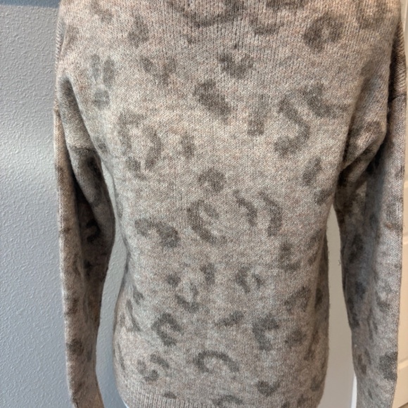 Abercrombie & Fitch soft leopard scoop neck sweater - Picture 3 of 3